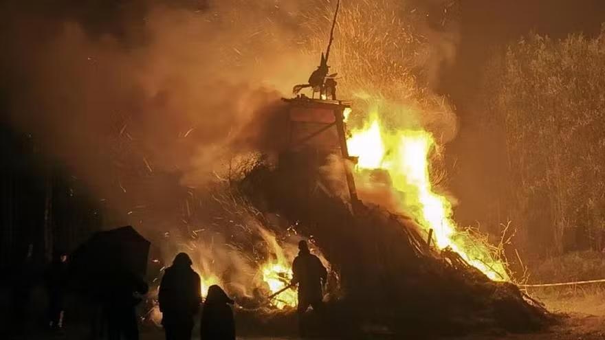 Hoguera que ilumina la noche de Walpurgis en Harz.