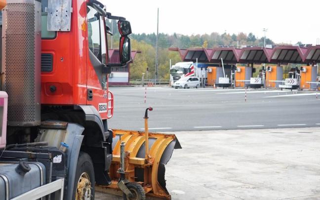 Quitanieves en el peaje de Altube.