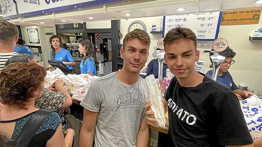 Dos amigos disfrutan de su cena en Juantxo Taberna.