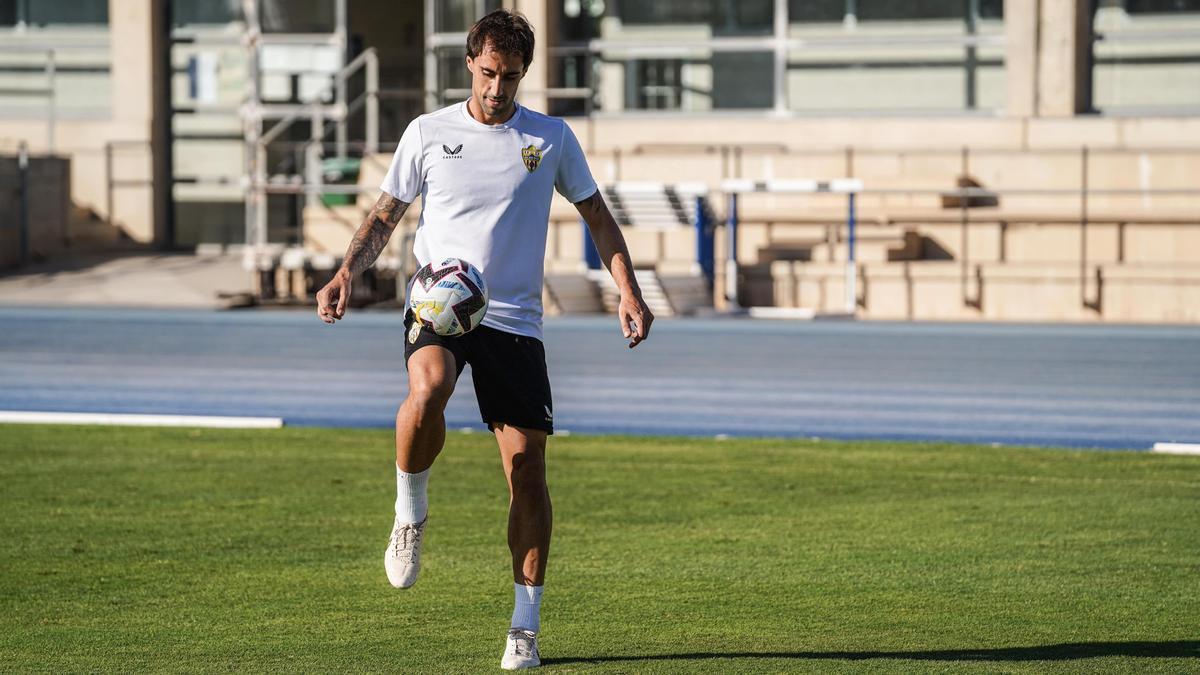 Iñigo Eguaras controla un balón durante un entrenamiento con el Almería.