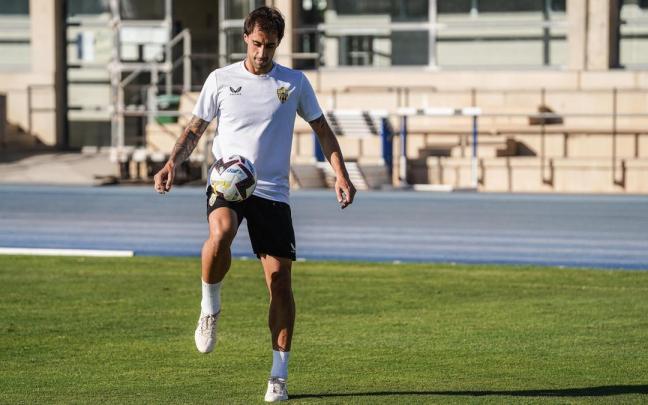 Iñigo Eguaras controla un balón durante un entrenamiento con el Almería. Iñigo Eguaras controla un balón durante un entrenamiento con el Almería.
