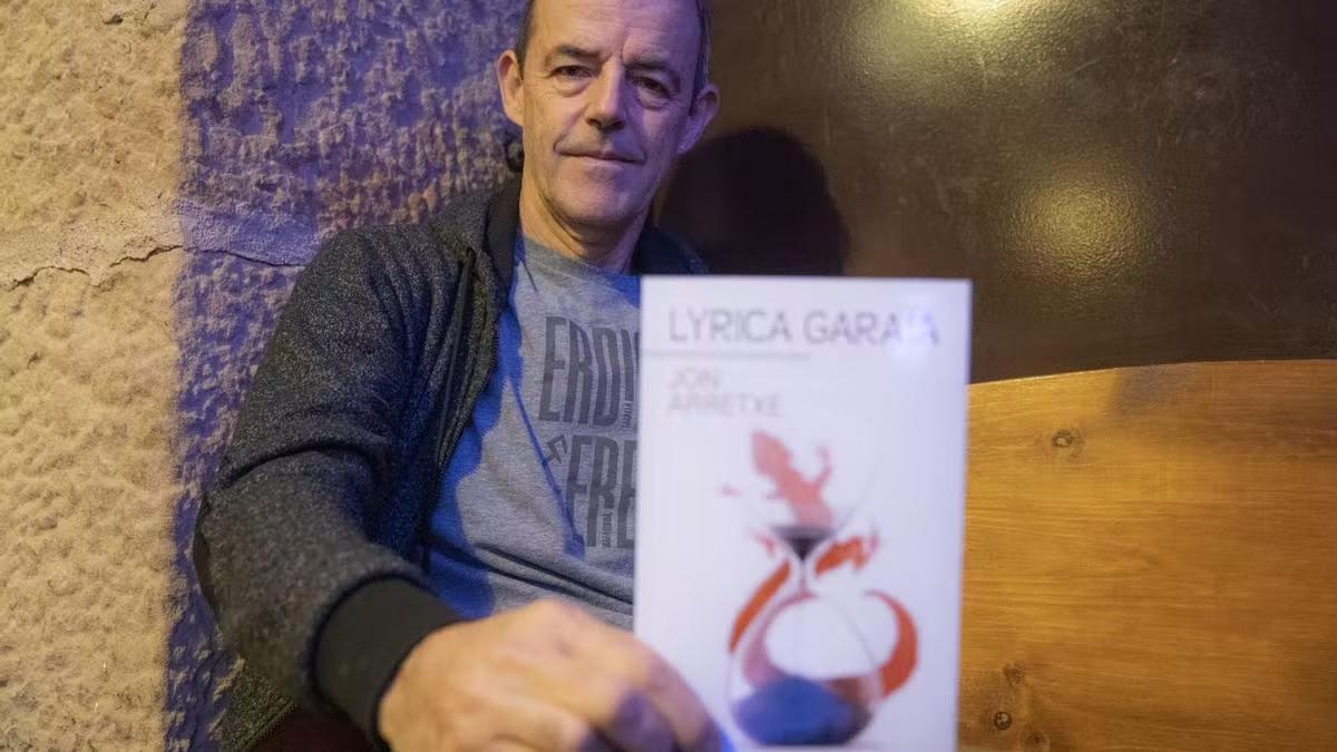 Jon Arretxek Toure sasi-detektibeari buruzko nobela berria argitaratu du, 'Lyrica garaia'.