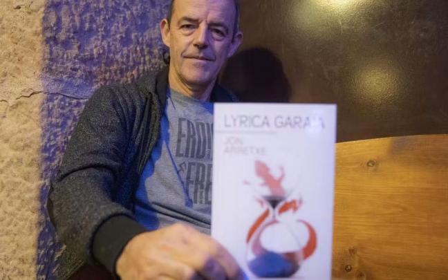 Jon Arretxek Toure sasi-detektibeari buruzko nobela berria argitaratu du, 'Lyrica garaia'.