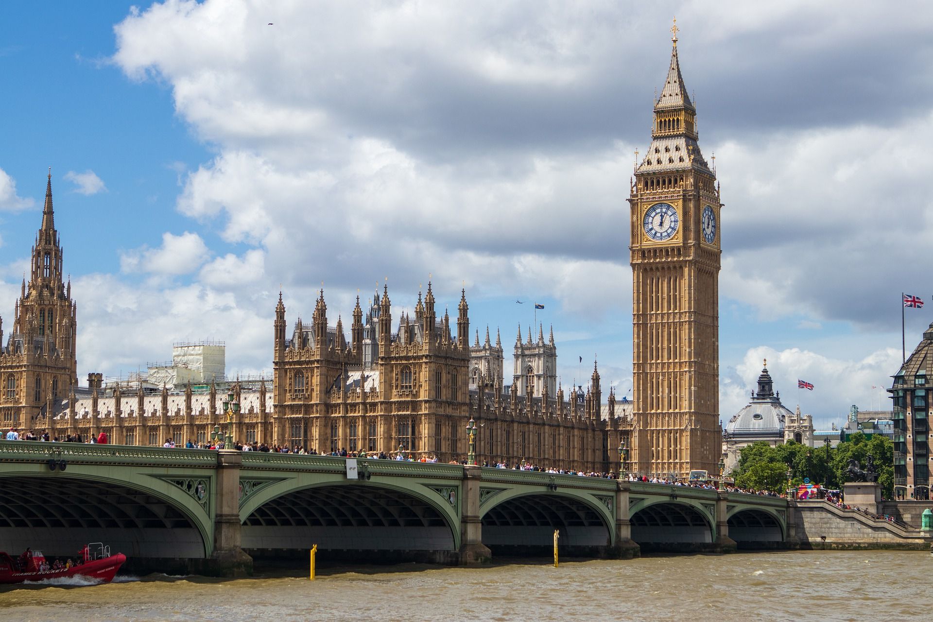 Palacio de Westminster y Big Ben junto al río Támesis, Londres.