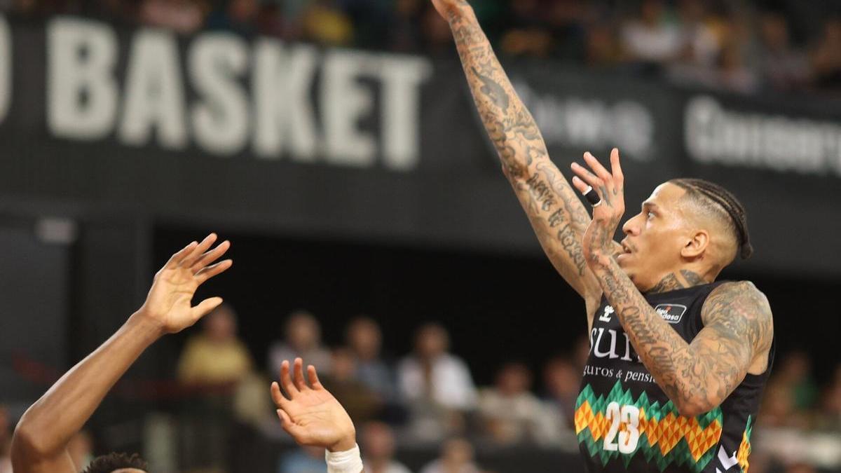 Michale Kyser lanza a canasta en el encuentro ante el Valencia Basket.