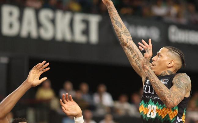 Michale Kyser lanza a canasta en el encuentro ante el Valencia Basket.
