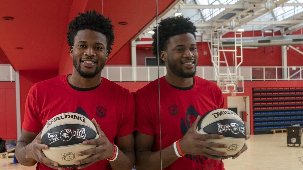 Steven Enoch posa en el BAKH con el balón de la Copa del Rey