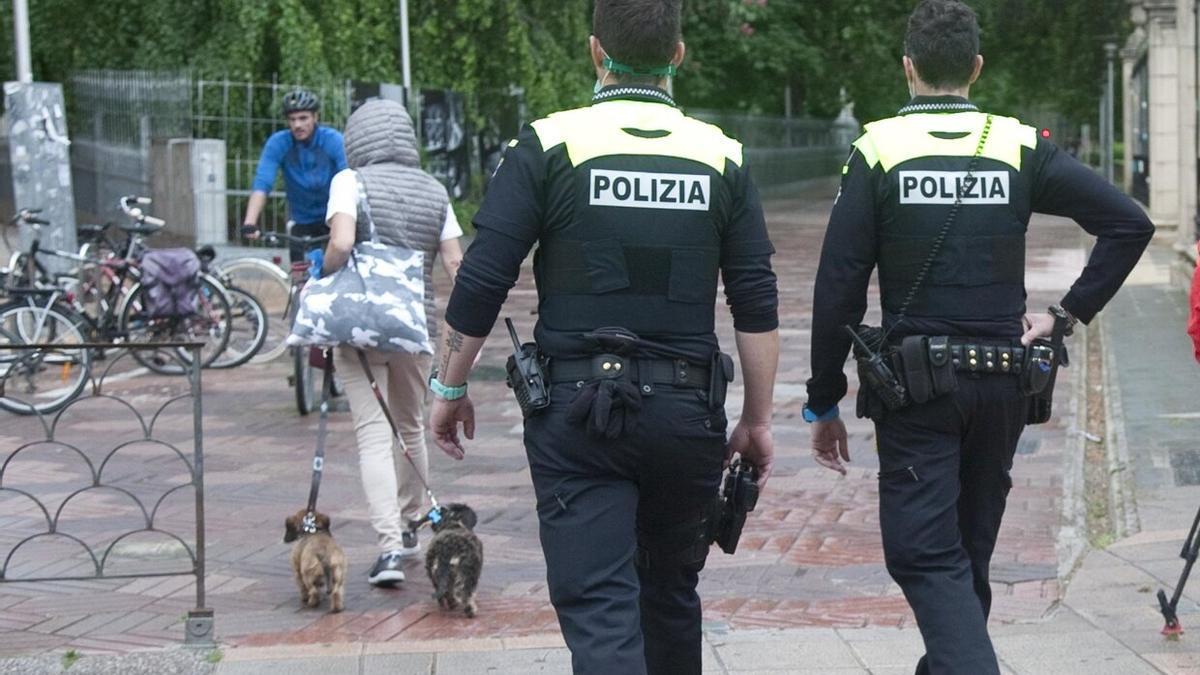 Agentes municipales en el centro de Vitoria.