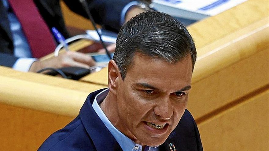 Pedro Sánchez, ayer con gesto de firmeza, dedo acusador y sin corbata. | FOTO: EFE