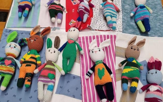 El grupo de amigas tejedoras y costureras de Vitoria siguen tejiendo al #conejocolorín para la iniciativa de @proyectocorazonsolidario