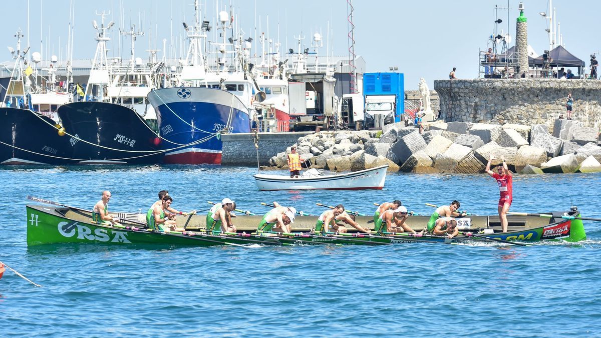 La tripulación de Hondarribia, desolada tras la regata.