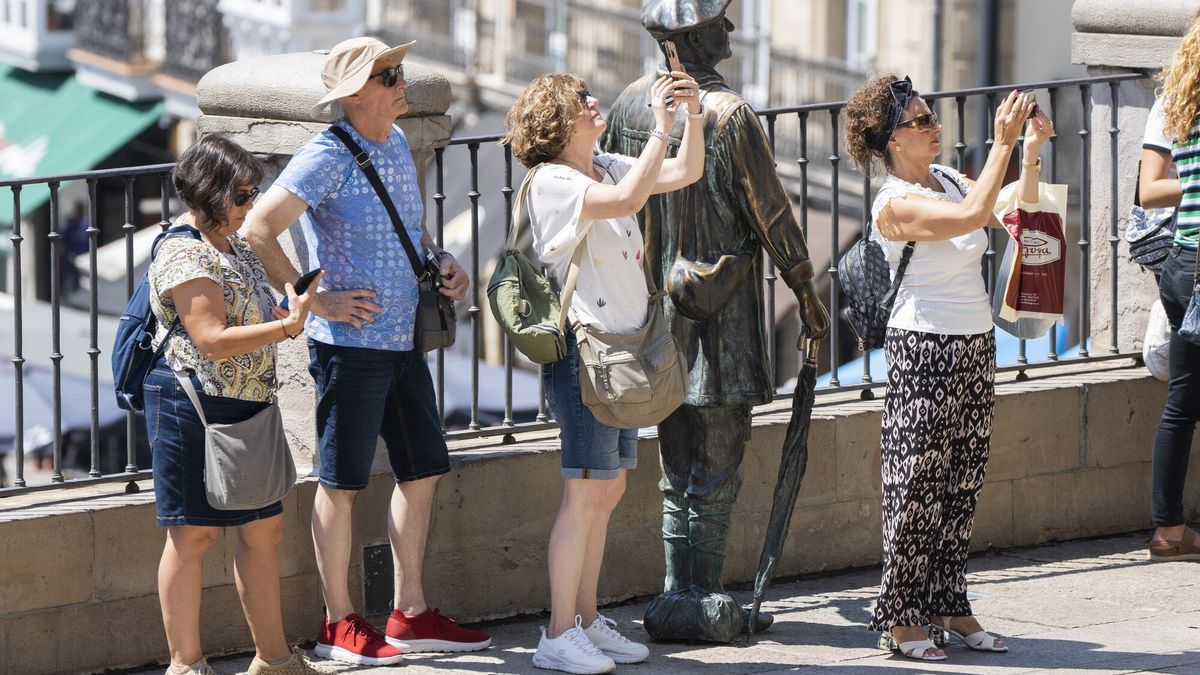 Lerro hauekin batera agertzen diren irudietan, Gasteizko hiria argazki eta momentu desberdinetan. Gasteiz turistaz betetzen da udan, eta bisita asko izaten ditu urtero, batez ere uda garaian, nahiz eta neguan ere turistak heltzen diren. Argazkiak: Jorge Muñoz