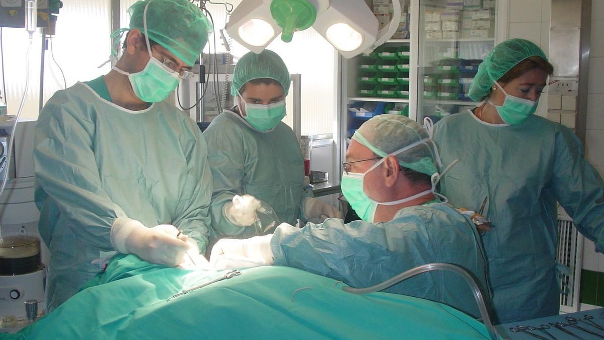 Personal médico durante una intervención quirúrgica.