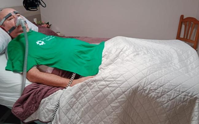 Ángel Álava, en la cama con respirador
