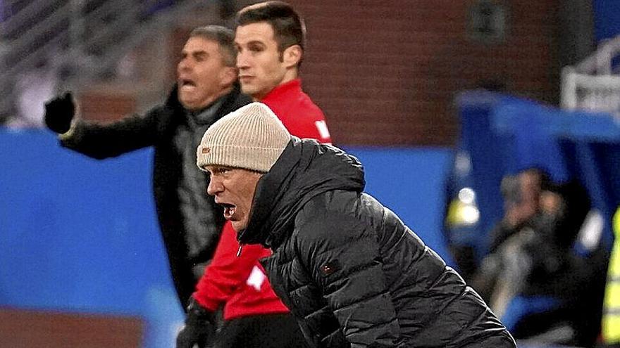 García Plaza da instrucciones a sus jugadores con Garitano al fondo.