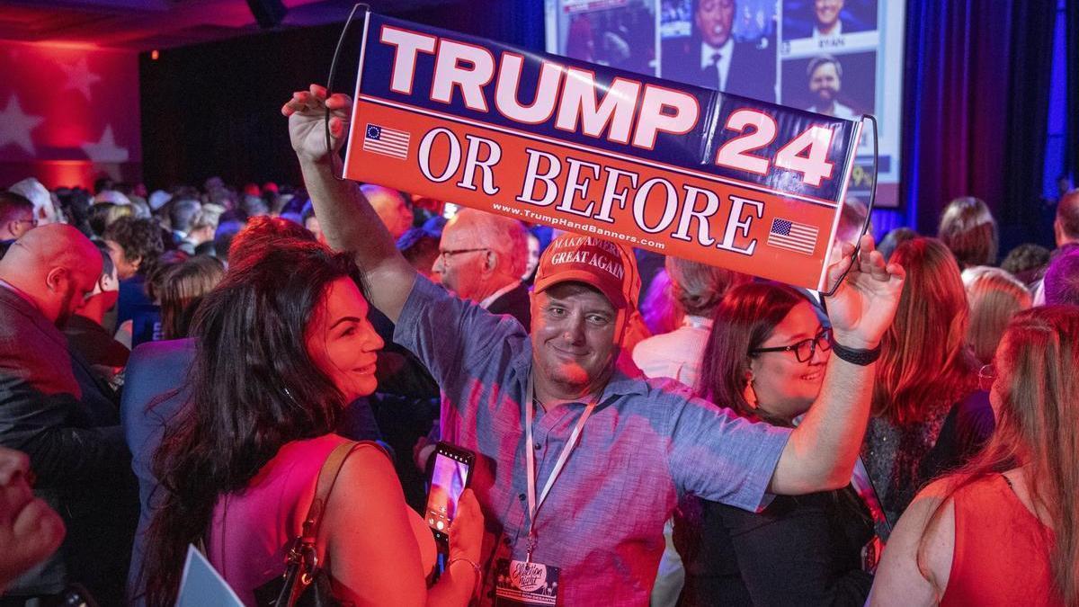 Un partidario de Trump la noche electoral en Florida.