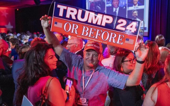 Un partidario de Trump la noche electoral en Florida.