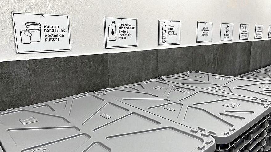 Algunos de los contenedores y señalítica del Garbigune.