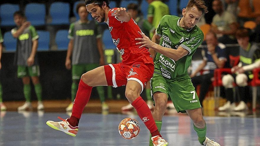 Linhares (d), que anotó el gol del empate, pelea con Lucao por hacerse con el balón.