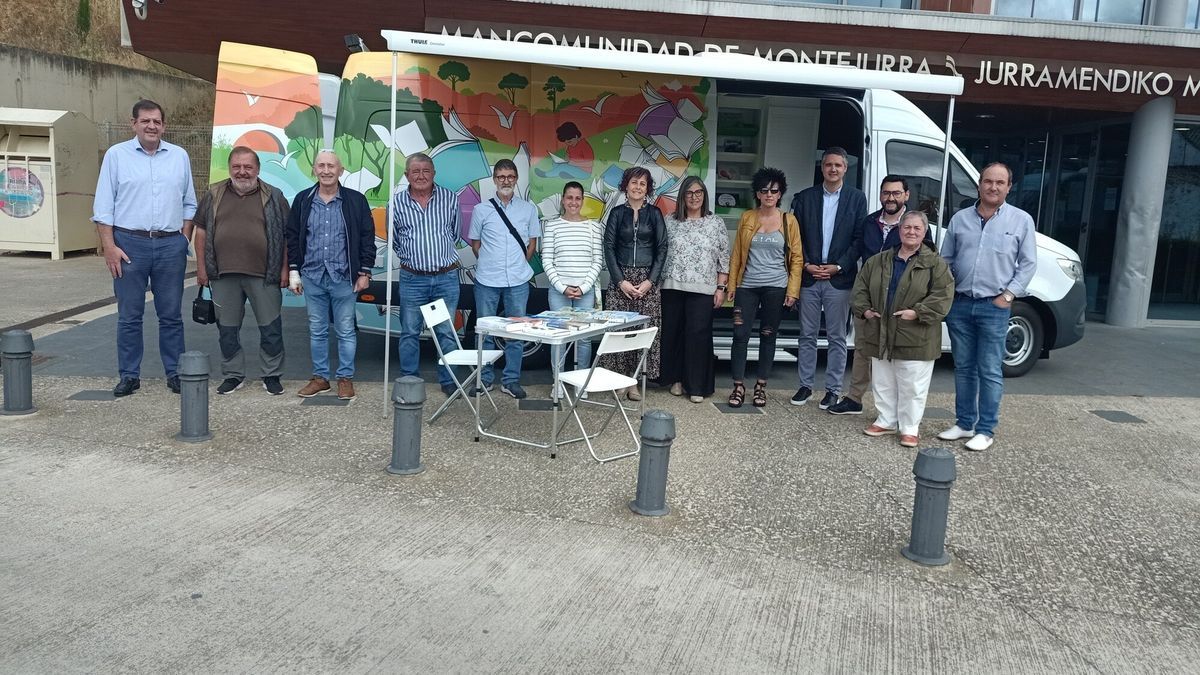 Representantes municipales y del Gobierno de Navarra en la presentación ayer del bibliobús en Estella.