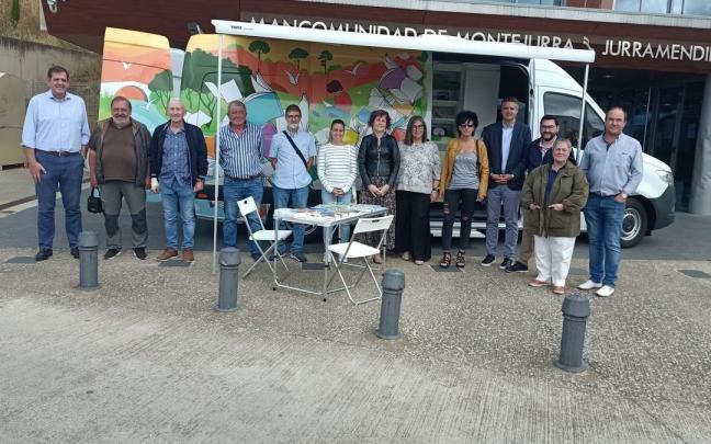 Representantes municipales y del Gobierno de Navarra en la presentaci&oacute;n ayer del bibliob&uacute;s en Estella.