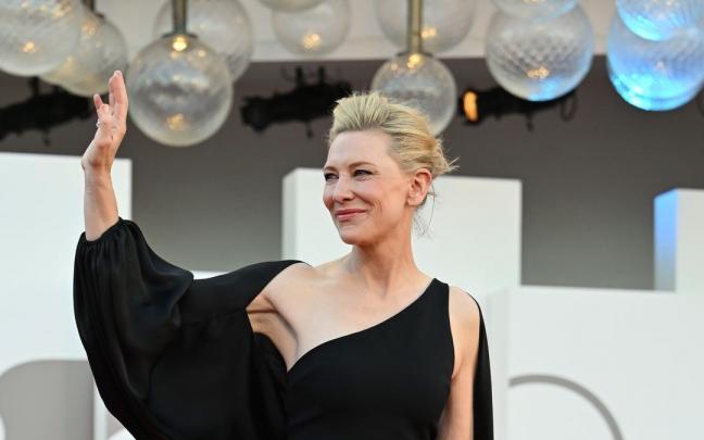 Cate Blanchett se ha llevado su segunda Copa Volpi en Venecia. Cate Blanchett se ha llevado su segunda Copa Volpi en Venecia.