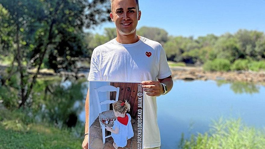 El lodosano Javier Gastón posa con el cartel que anunciará las fiestas locales.