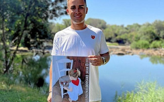 El lodosano Javier Gast&oacute;n posa con el cartel que anunciar&aacute; las fiestas locales.