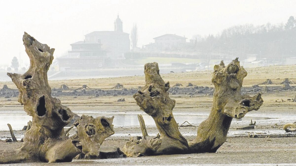Imagen del pantano de Ullibarri de la sequía padecida en 2007. Actualmente, a pesar de la escasez de lluvia, los embalses alaveses cuentan con reservas suficientes.