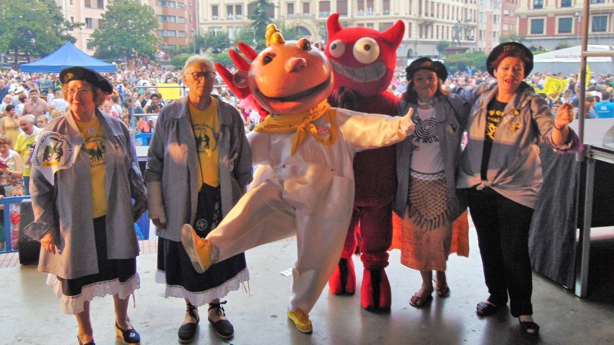 El nuevo himno oficial de los Karmenak de Barakaldo sonar&aacute; por vez primera una vez estalle el txupin festivo en la Herriko Plaza.
