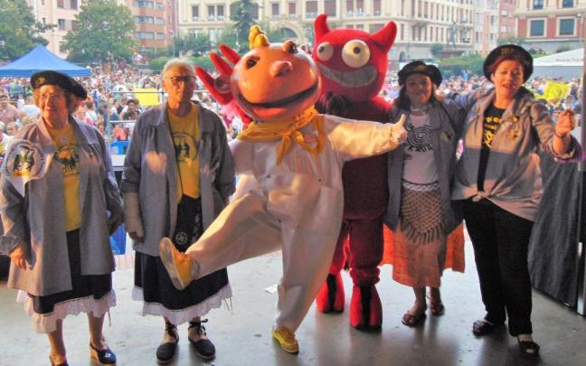 El nuevo himno oficial de los Karmenak de Barakaldo sonar&aacute; por vez primera una vez estalle el txupin festivo en la Herriko Plaza.