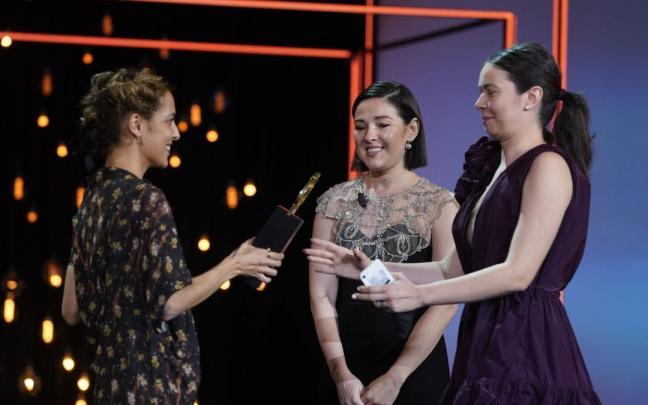 La Concha de Oro de 2020, Dea Kulumbegashvili, entregandole el premio a la nueva ganadora, Alina Grigore.