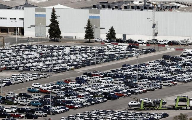 Campa de VW Navarra, con vehículos sin acabar. Campa de VW Navarra, con vehículos sin acabar.
