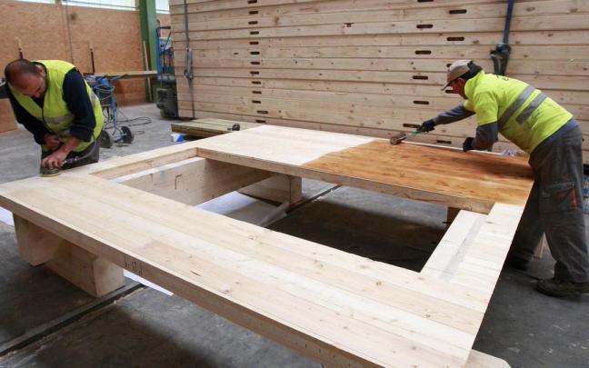 Dos operarios trabajan en la planta de producción de Egoin en Ea.