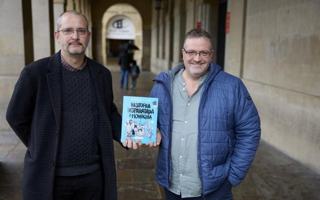 Joseba Beramendi y Javier Traité, autores de ‘Historia disparatada de la monarquía’, posan con un ejemplar de su libro en la Plaza del Castillo. Joseba Beramendi y Javier Traité, autores de ‘Historia disparatada de la monarquía’, posan con un ejemplar de su libro en la Plaza del Castillo.