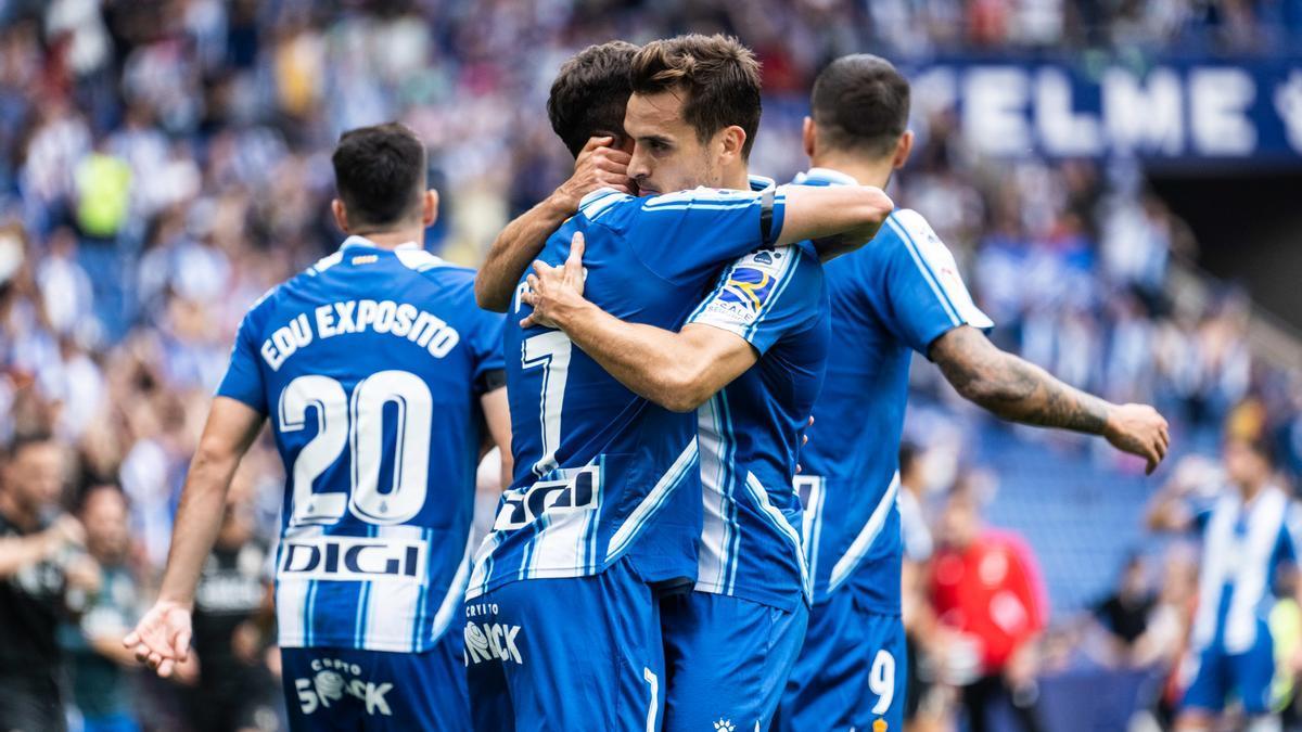 Javi Puado celebra su gol.