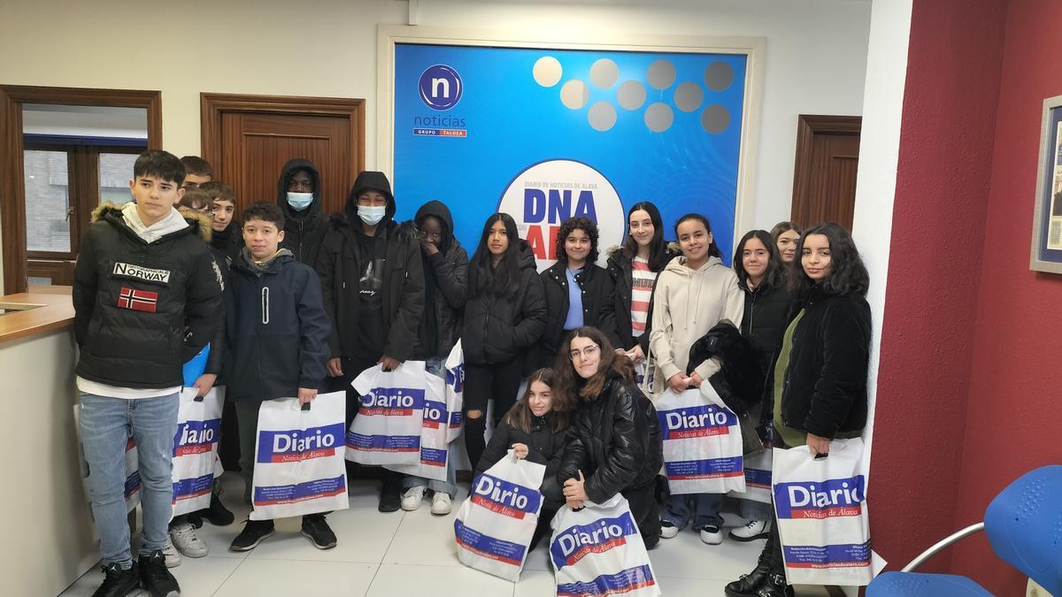 Los alumnos de DBH 2°A de Ekialde han visitado la redacción de DNA