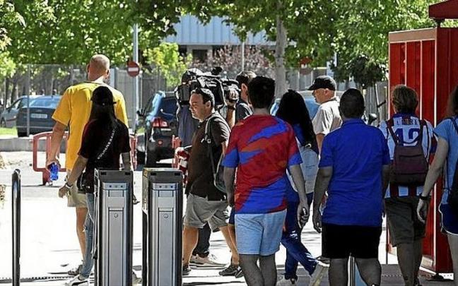 Los aficionados abandonan el partido suspendido del Atleti | FOTO: EFE