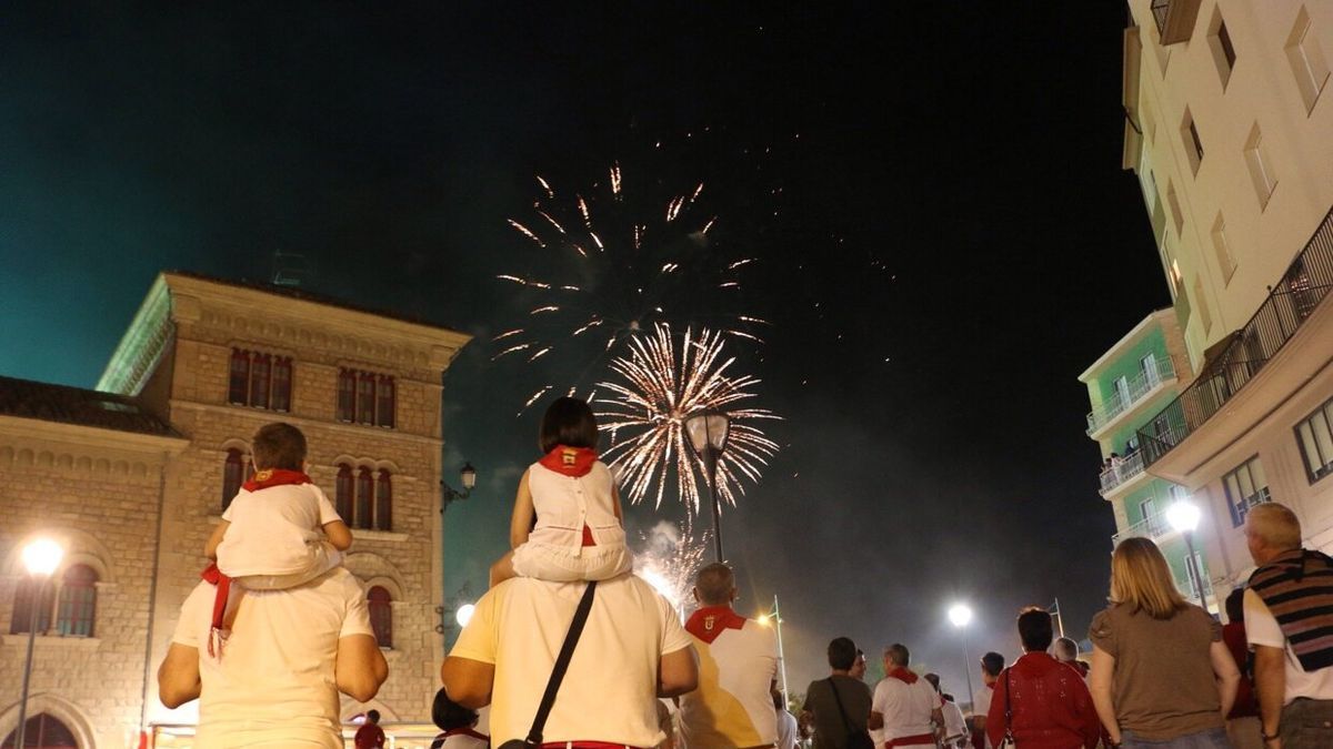 Multitud de personas visionando los fuegos artificiales durante las fiestas en honor a San Andrés y la Virgen del Puy.