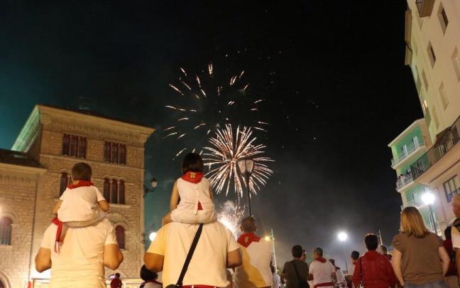 Multitud de personas visionando los fuegos artificiales durante las fiestas en honor a San Andrés y la Virgen del Puy.