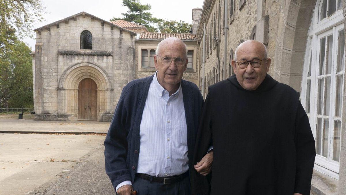 José Ángel Cuerda y Emiliano Ozaeta en el exterior del Monasterio de Estibaliz.