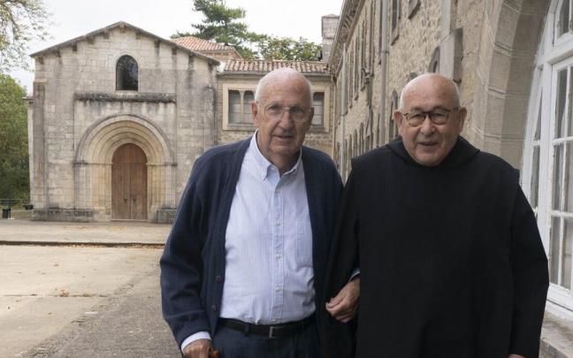 José Ángel Cuerda y Emiliano Ozaeta en el exterior del Monasterio de Estibaliz. José Ángel Cuerda y Emiliano Ozaeta en el exterior del Monasterio de Estibaliz.