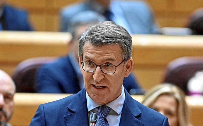 Alberto N&uacute;&ntilde;ez Feij&oacute;o se dirige a Pedro S&aacute;nchez en su &uacute;ltimo cara a cara en el Senado.