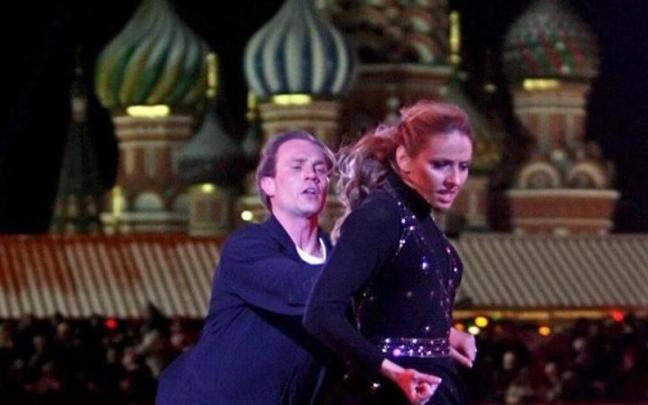 Imagen de archivo de los campeones mundiales de patinaje artístico Roman Kostomarov y Tatiana Navka. Imagen de archivo de los campeones mundiales de patinaje artístico Roman Kostomarov y Tatiana Navka.