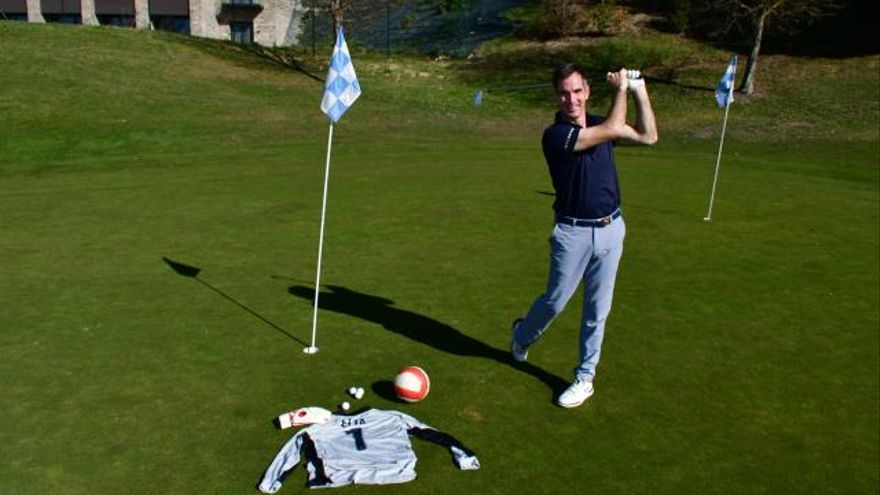 Juantxo El&iacute;a, posando en Gorraiz con su camiseta de portero y un palo de golf.