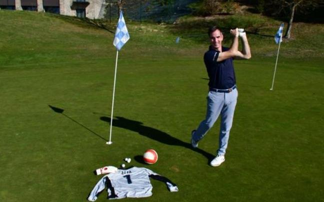 Juantxo El&iacute;a, posando en Gorraiz con su camiseta de portero y un palo de golf.