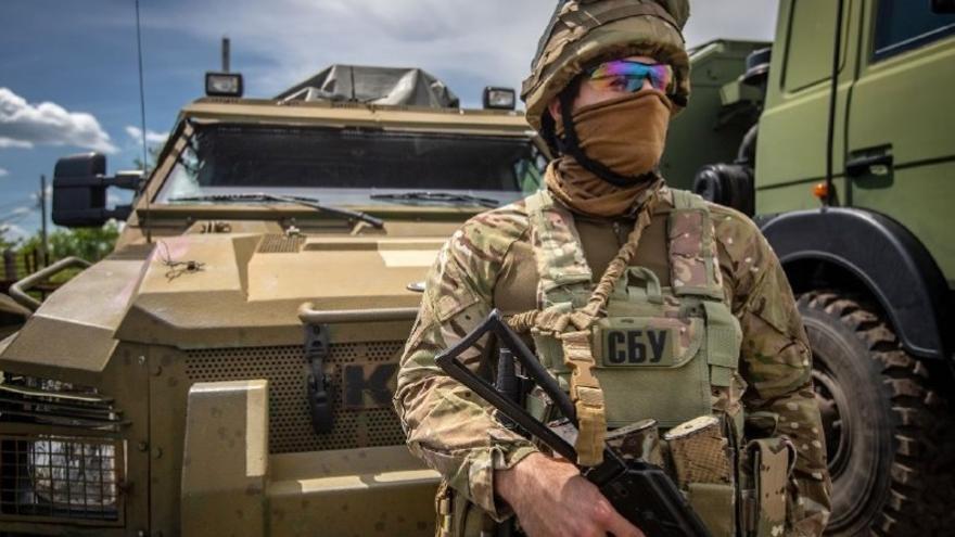 Imagen de archivo de un soldado ucraniano frente a un vehículo blindado.
