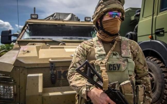 Imagen de archivo de un soldado ucraniano frente a un vehículo blindado.