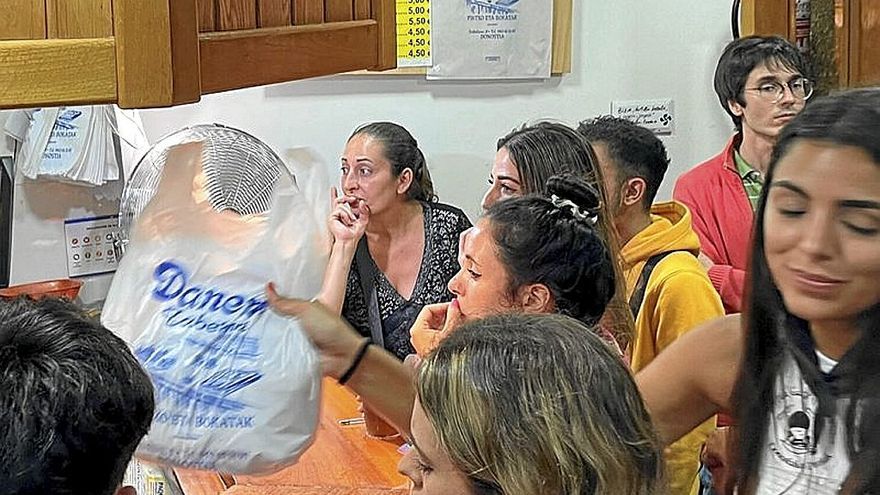 El Danena reparte bocadillos con el bar abarrotado de gente.
