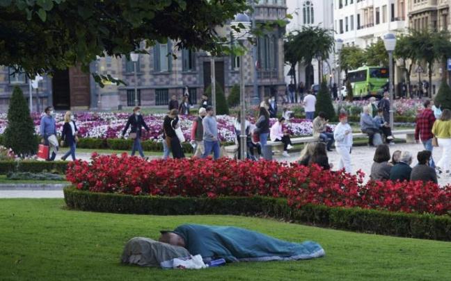 Una persona descansando en una zona ajardinada del centro de Bilbao. Una persona descansando en una zona ajardinada del centro de Bilbao.